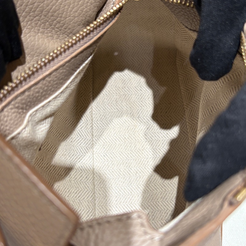 【幾何輪廓、輕巧百搭】LOEWE Puzzle Bag Mini|經典奶茶灰色|柔軟牛皮|金色五金細節|小巧實用卻充滿設計感-8