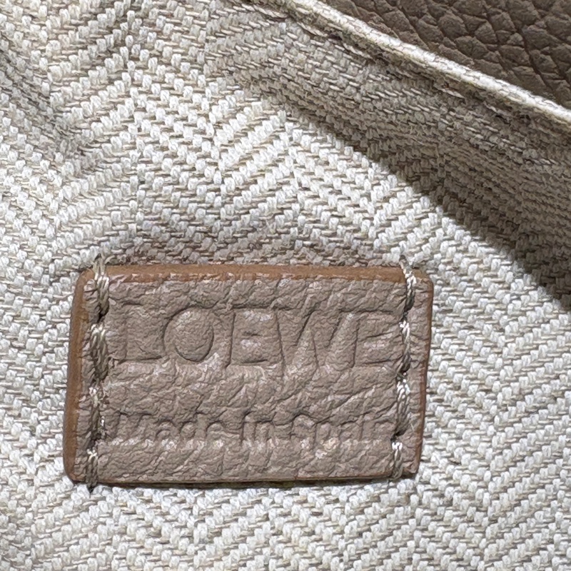 【幾何輪廓、輕巧百搭】LOEWE Puzzle Bag Mini|經典奶茶灰色|柔軟牛皮|金色五金細節|小巧實用卻充滿設計感-9