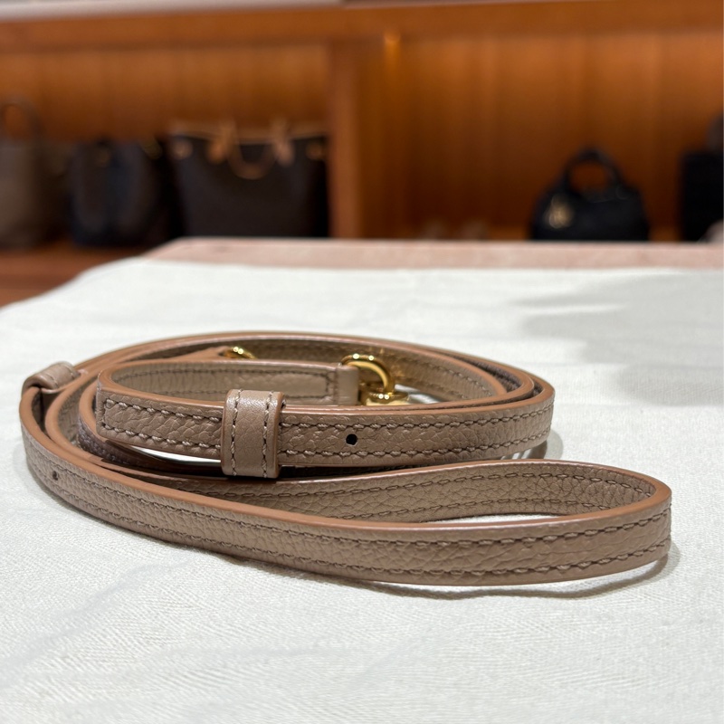 【幾何輪廓、輕巧百搭】LOEWE Puzzle Bag Mini|經典奶茶灰色|柔軟牛皮|金色五金細節|小巧實用卻充滿設計感-11