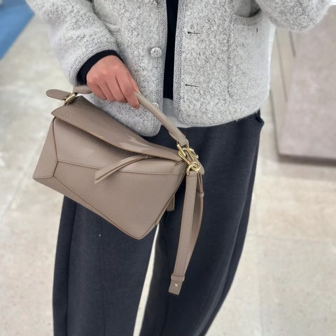 #閒置新 LOEWE Puzzle Bag Mini｜經典奶茶灰色｜柔軟牛皮｜金色五金細節｜小巧實用卻充滿設計感