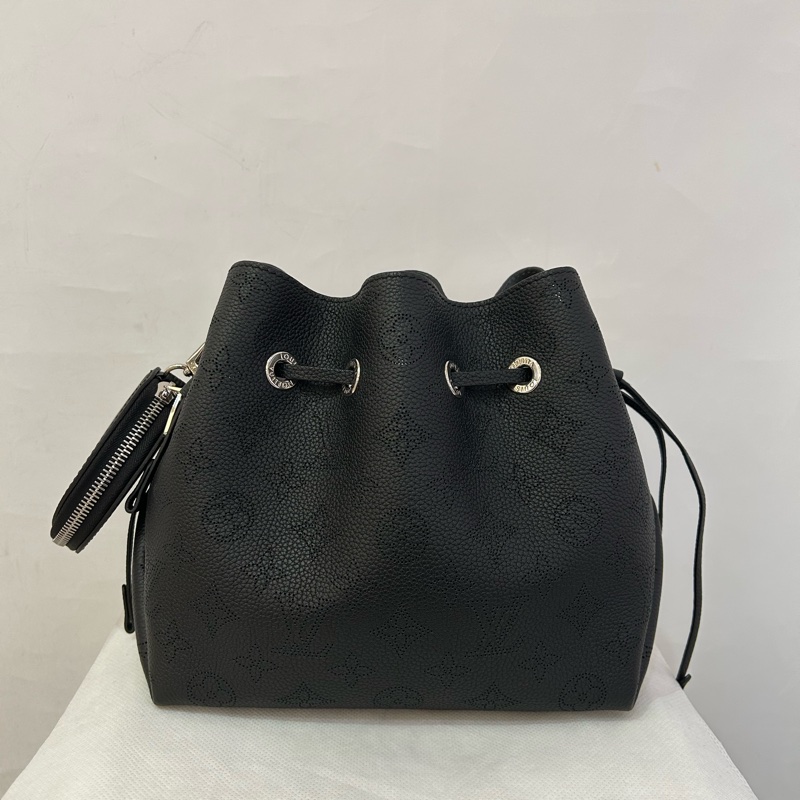 LV Mahina 黑牛皮束口水桶二用包-2