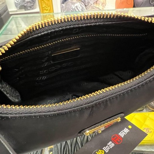 東區正精品㊣PRADA 1N204M HOBO 2005 全新黑色尼龍金三角牌皮革背帶單把手提包腋下包 RZ-3