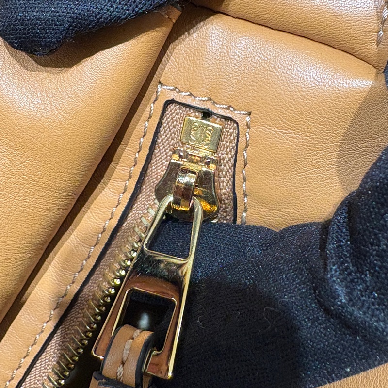 【立體剪裁、低調有型】LOEWE Puzzle Hobo 拼圖包|咖啡色小牛皮|柔軟大容量設計|兼具藝術感與實用性-5