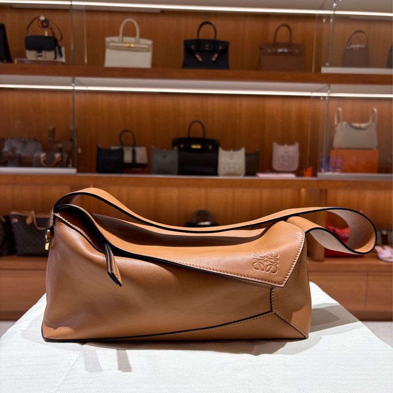 【立體剪裁、低調有型】LOEWE Puzzle Hobo 拼圖包|咖啡色小牛皮|柔軟大容量設計|兼具藝術感與實用性-6