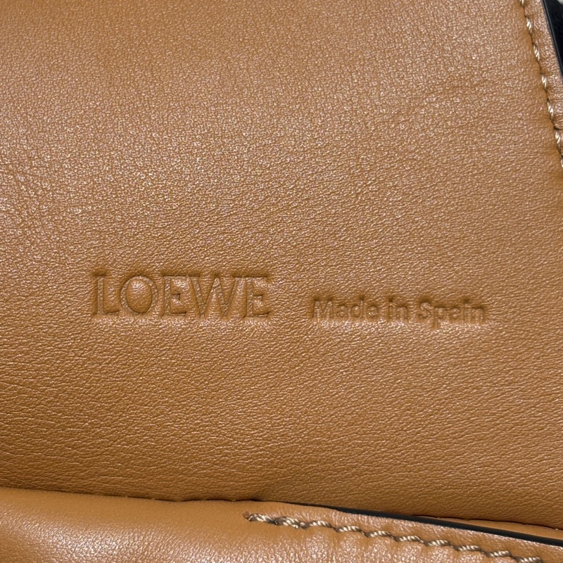 【立體剪裁、低調有型】LOEWE Puzzle Hobo 拼圖包|咖啡色小牛皮|柔軟大容量設計|兼具藝術感與實用性-12
