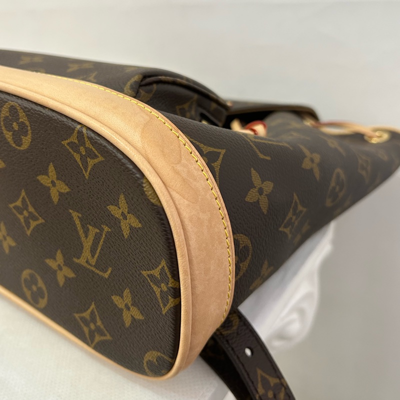 LV老花前釦式後背包-4