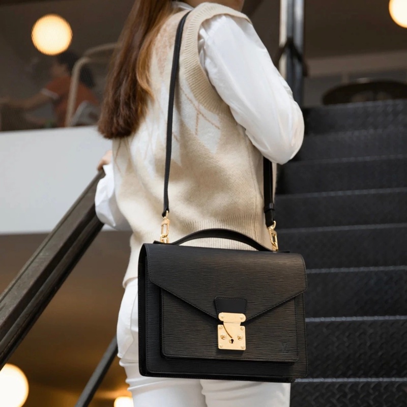 「JL精品代購」98新 LV 黑色水波紋 郵差 單肩包-1