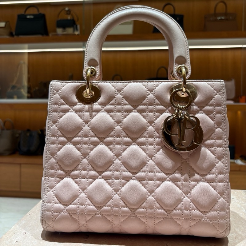 【經典格紋再進化】Christian Dior Lady Dior My ABCDior|柔霧淡粉色羊皮|金色 Logo 吊飾|可自由更換字母背帶配飾|優雅自定義的代表作-0