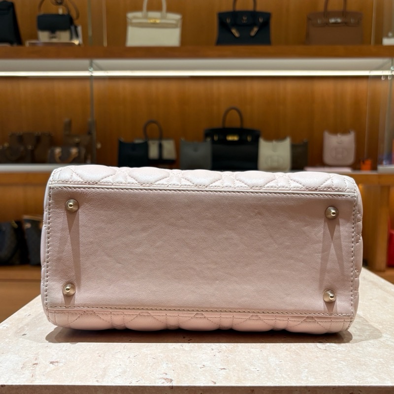 【經典格紋再進化】Christian Dior Lady Dior My ABCDior|柔霧淡粉色羊皮|金色 Logo 吊飾|可自由更換字母背帶配飾|優雅自定義的代表作-2