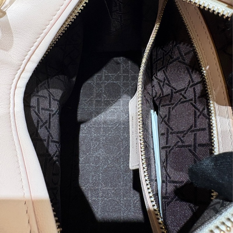 【經典格紋再進化】Christian Dior Lady Dior My ABCDior|柔霧淡粉色羊皮|金色 Logo 吊飾|可自由更換字母背帶配飾|優雅自定義的代表作-3