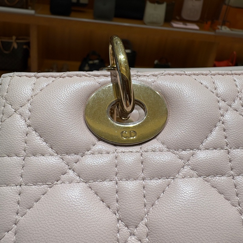 【經典格紋再進化】Christian Dior Lady Dior My ABCDior|柔霧淡粉色羊皮|金色 Logo 吊飾|可自由更換字母背帶配飾|優雅自定義的代表作-4