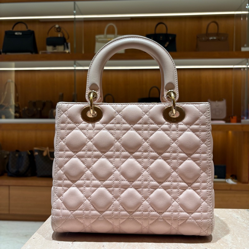 【經典格紋再進化】Christian Dior Lady Dior My ABCDior|柔霧淡粉色羊皮|金色 Logo 吊飾|可自由更換字母背帶配飾|優雅自定義的代表作-6