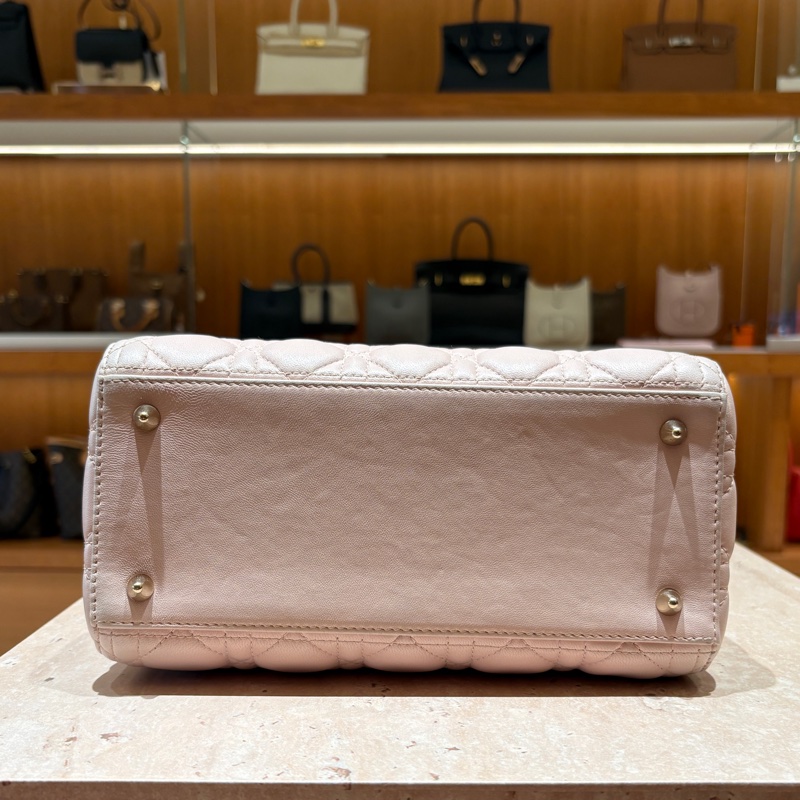 【經典格紋再進化】Christian Dior Lady Dior My ABCDior|柔霧淡粉色羊皮|金色 Logo 吊飾|可自由更換字母背帶配飾|優雅自定義的代表作-7