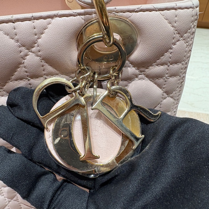 【經典格紋再進化】Christian Dior Lady Dior My ABCDior|柔霧淡粉色羊皮|金色 Logo 吊飾|可自由更換字母背帶配飾|優雅自定義的代表作-9