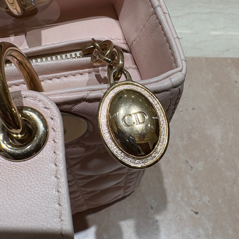 【經典格紋再進化】Christian Dior Lady Dior My ABCDior|柔霧淡粉色羊皮|金色 Logo 吊飾|可自由更換字母背帶配飾|優雅自定義的代表作-10