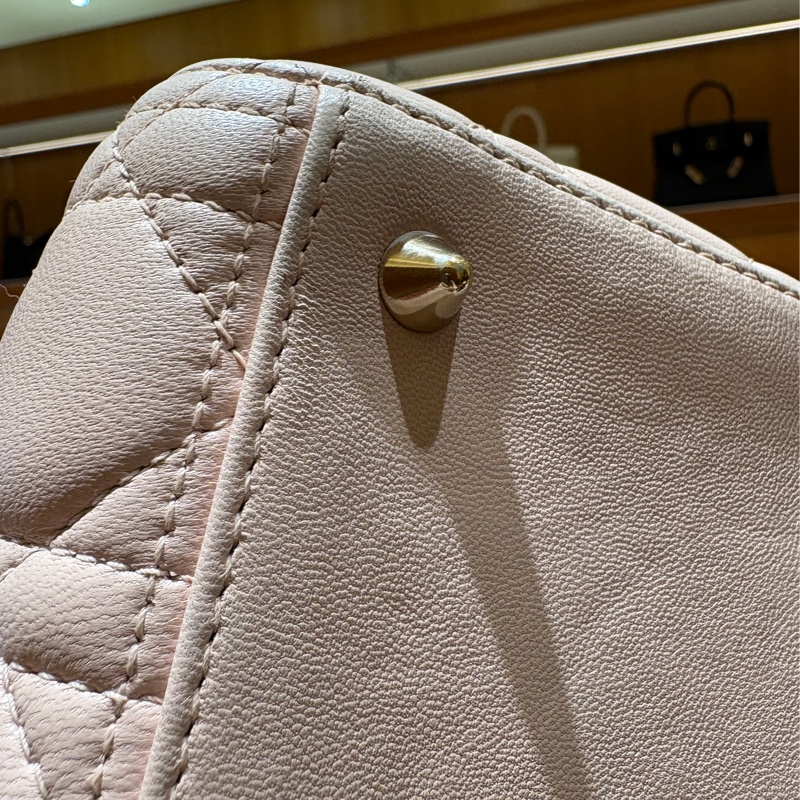 【經典格紋再進化】Christian Dior Lady Dior My ABCDior|柔霧淡粉色羊皮|金色 Logo 吊飾|可自由更換字母背帶配飾|優雅自定義的代表作-12