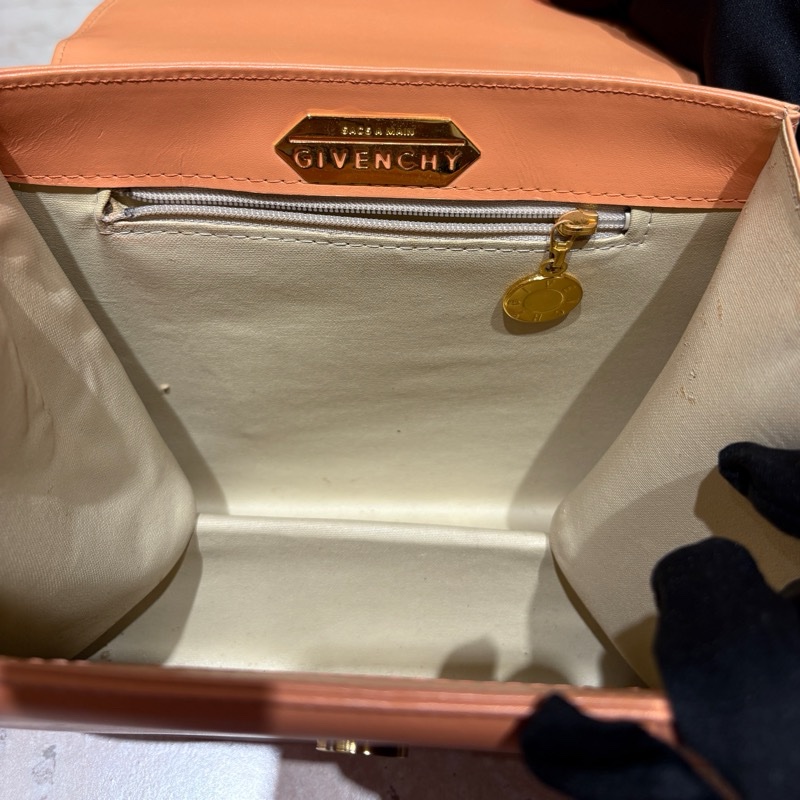 【圓標鎖扣太迷人】Givenchy 紀梵希 Vintage 中古手提包｜圓形金屬標誌｜2way 可肩背可手提｜焦糖棕皮革質感滿分-3