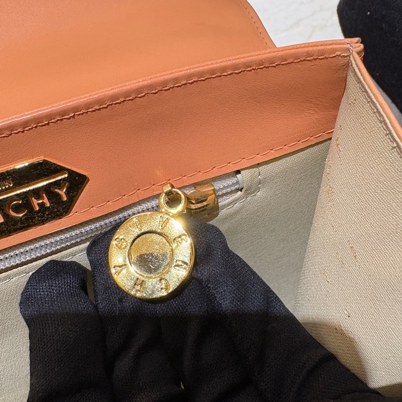 【圓標鎖扣太迷人】Givenchy 紀梵希 Vintage 中古手提包｜圓形金屬標誌｜2way 可肩背可手提｜焦糖棕皮革質感滿分-7