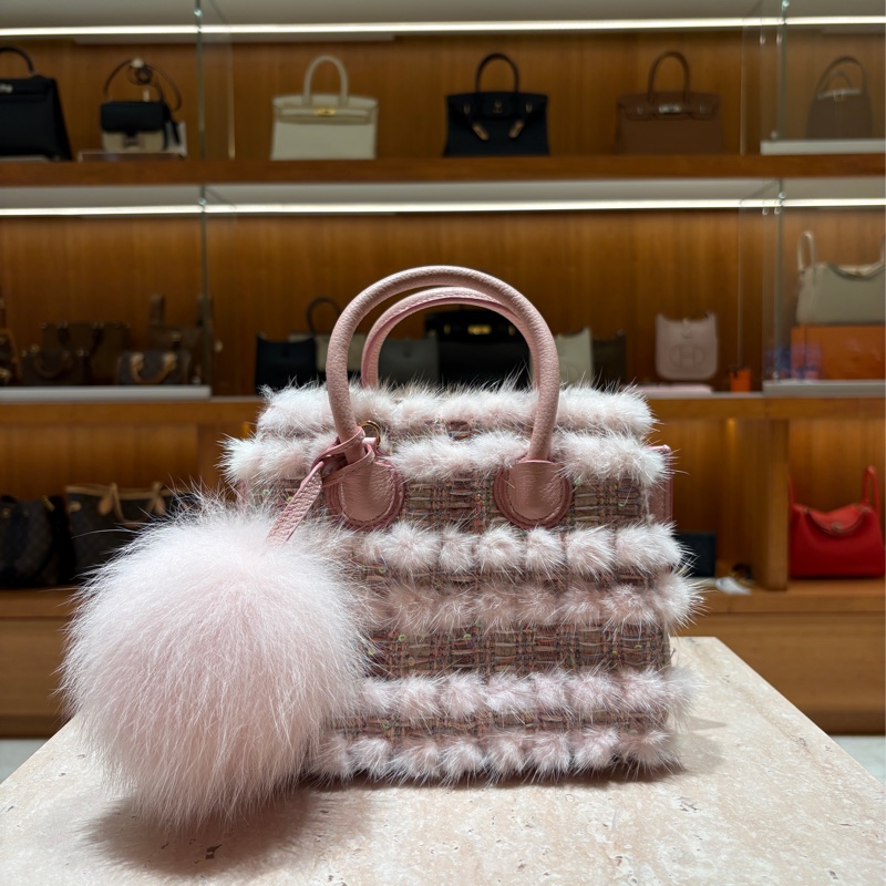 【俏麗又上鏡】MCM Mills Fur Tweed 迷你粉色水貂毛手提包|2way迷你精品包|冬季穿搭必備亮點-0