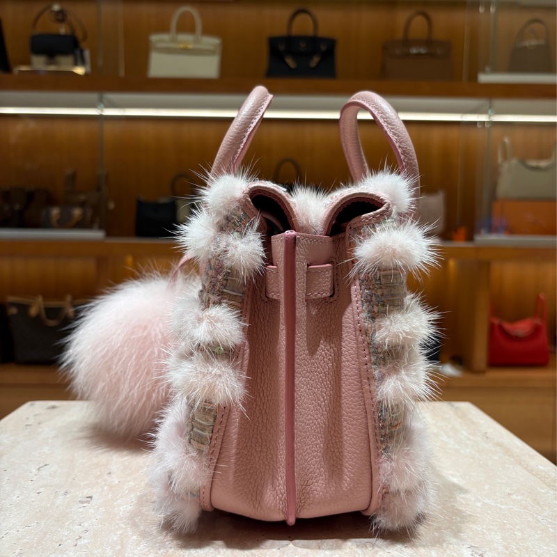 【俏麗又上鏡】MCM Mills Fur Tweed 迷你粉色水貂毛手提包|2way迷你精品包|冬季穿搭必備亮點-3