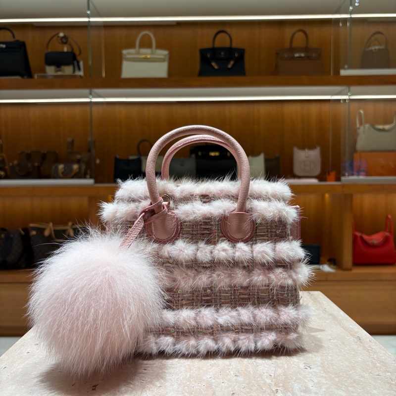 【俏麗又上鏡】MCM Mills Fur Tweed 迷你粉色水貂毛手提包|2way迷你精品包|冬季穿搭必備亮點-5