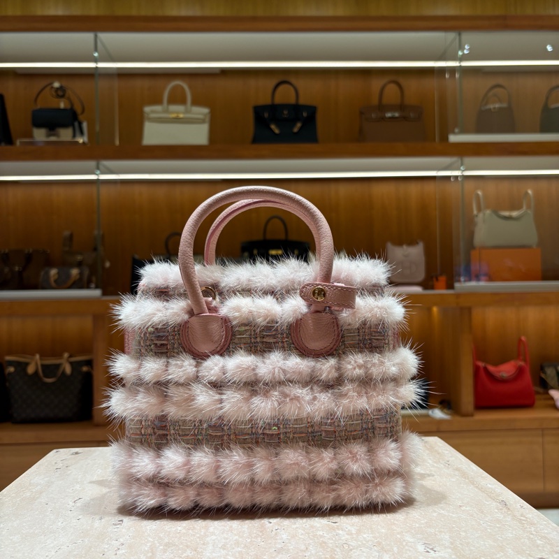 【俏麗又上鏡】MCM Mills Fur Tweed 迷你粉色水貂毛手提包|2way迷你精品包|冬季穿搭必備亮點-6