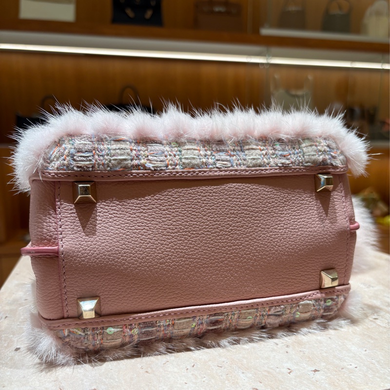 【俏麗又上鏡】MCM Mills Fur Tweed 迷你粉色水貂毛手提包|2way迷你精品包|冬季穿搭必備亮點-7