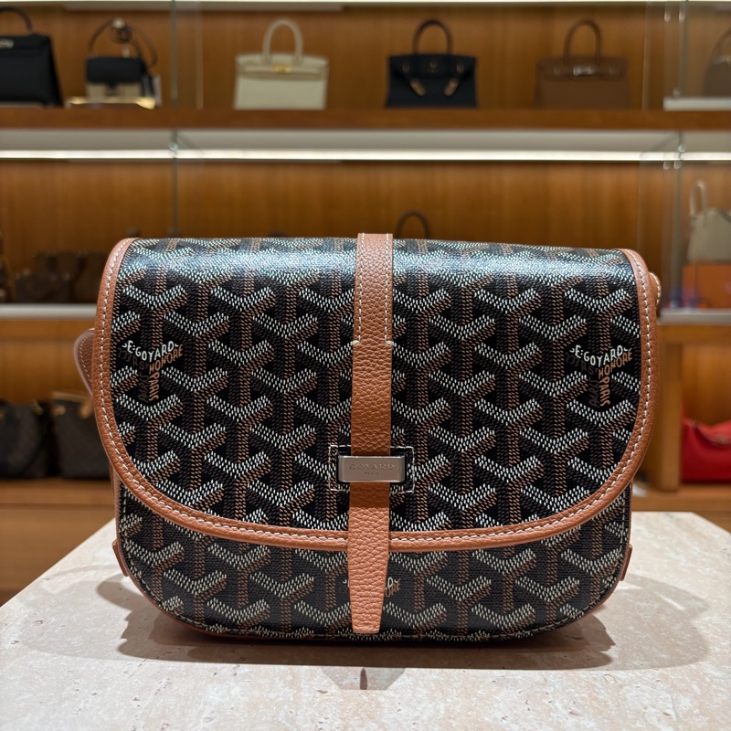 【低調才是最奢】Goyard Belvedere PM 郵差包|經典老花帆布|輕盈防潑水|高顏值又實用!-0