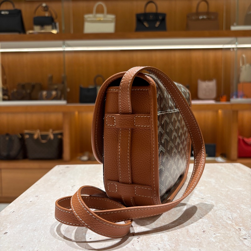 【低調才是最奢】Goyard Belvedere PM 郵差包|經典老花帆布|輕盈防潑水|高顏值又實用!-2