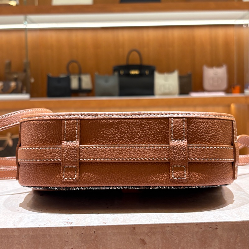 【低調才是最奢】Goyard Belvedere PM 郵差包|經典老花帆布|輕盈防潑水|高顏值又實用!-7