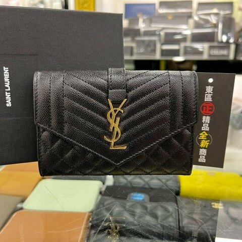 東區正精品㊣ YSL Saint Laurent 651026 全新黑色荔枝紋牛皮菱格紋V紋金字 LOGO釦子翻蓋卡片夾零錢包 RZ5613