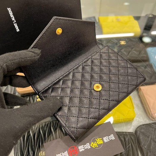 東區正精品㊣ YSL Saint Laurent 651026 全新黑色荔枝紋牛皮菱格紋V紋金字 LOGO釦子翻蓋卡片夾零錢包 RZ5613-2