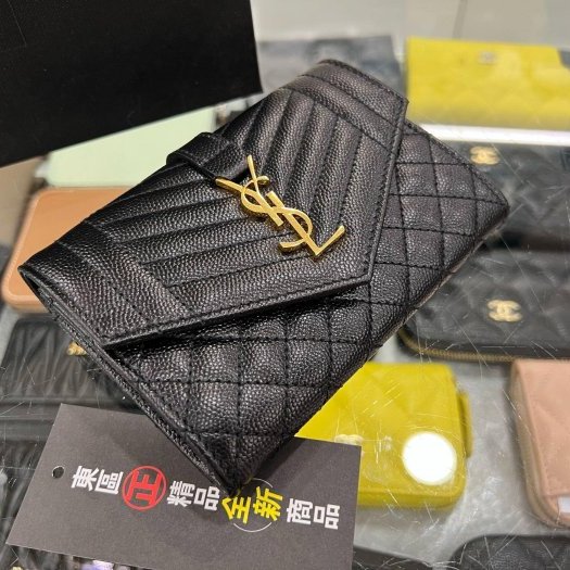 東區正精品㊣ YSL Saint Laurent 651026 全新黑色荔枝紋牛皮菱格紋V紋金字 LOGO釦子翻蓋卡片夾零錢包 RZ5613-4