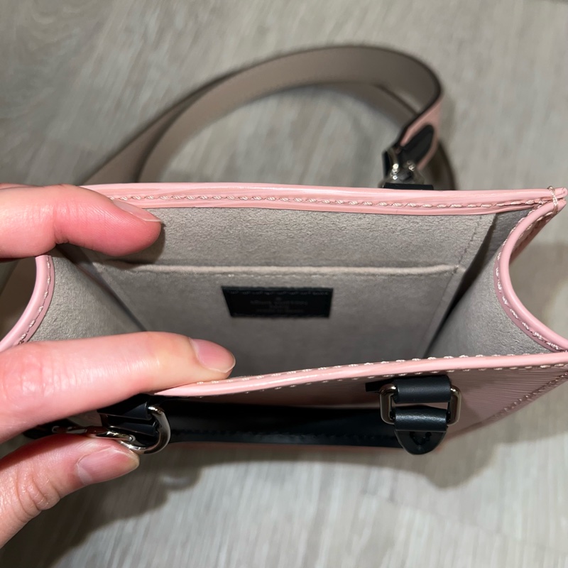 LV路易威登Petit Sac Plat水波紋粉色琴譜包-3