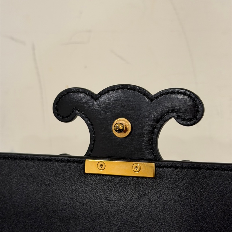 #櫃上在售12萬 #近新🈶台灣購證 Celine黑金凱旋門腋下肩背包-27
