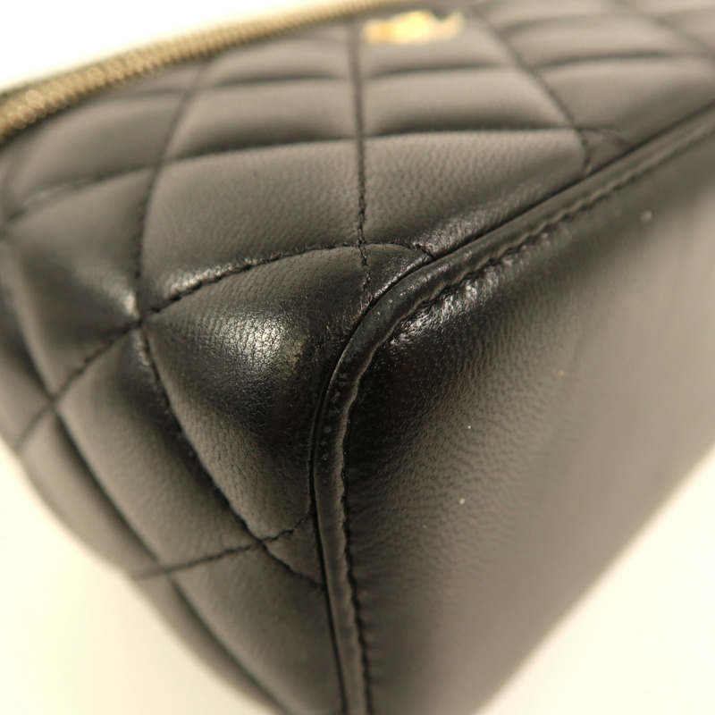CHANEL 羊皮皮革Vanity Case金扣鏈帶肩背袋-11