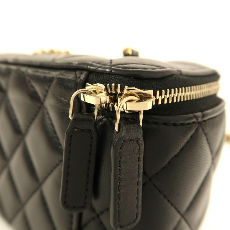 CHANEL 羊皮皮革Vanity Case金扣鏈帶肩背袋-14