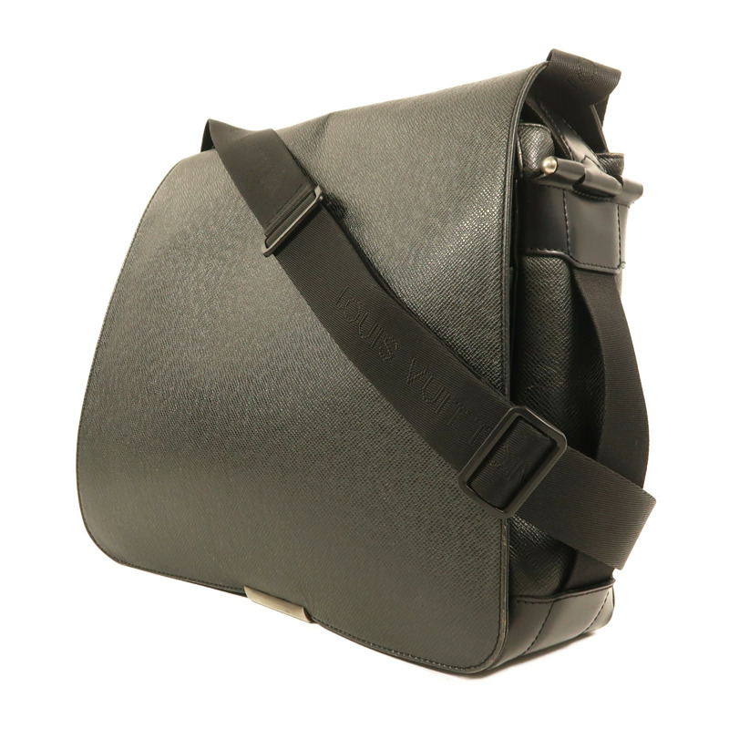 LOUIS VUITTON Taiga Victor銀扣肩背袋-2