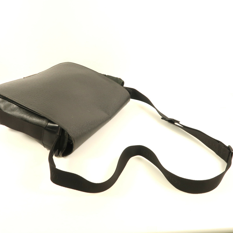 LOUIS VUITTON Taiga Victor銀扣肩背袋-7