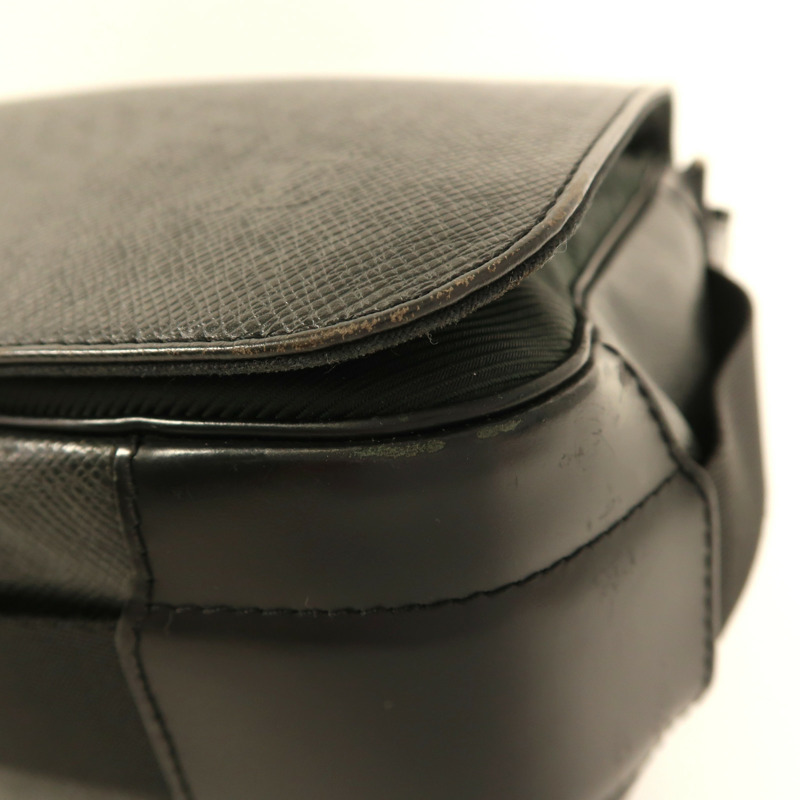 LOUIS VUITTON Taiga Victor銀扣肩背袋-8