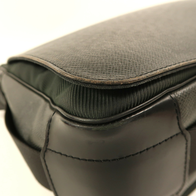 LOUIS VUITTON Taiga Victor銀扣肩背袋-9