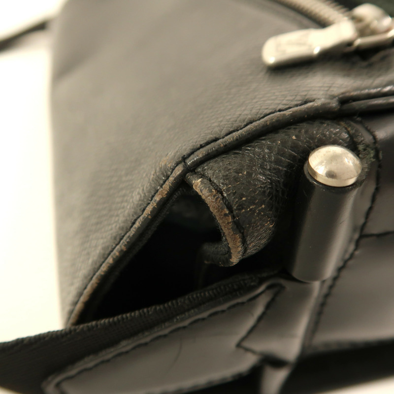 LOUIS VUITTON Taiga Victor銀扣肩背袋-17