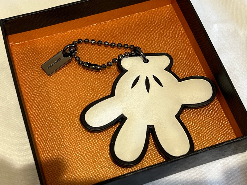 Coach*Disney 聯名限量米奇白手套皮革吊飾（全新閒置品-1