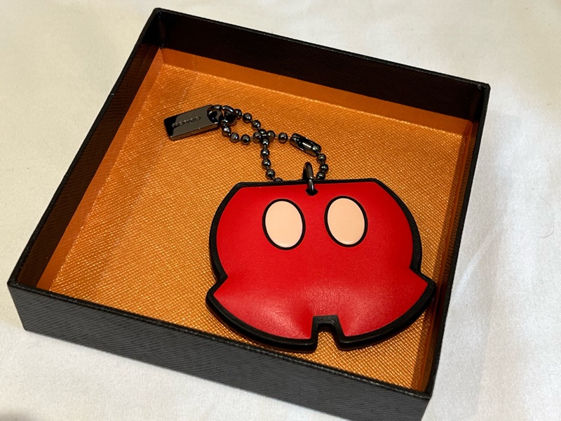 Coach*Disney 聯名限量米奇紅褲子皮革吊飾（全新閒置品）-1