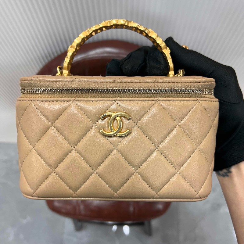 CHANEL 晶片 24K 新款鏤空金屬手柄化妝長盒子鏈條包 奶茶色羊皮 內有大鏡子-1
