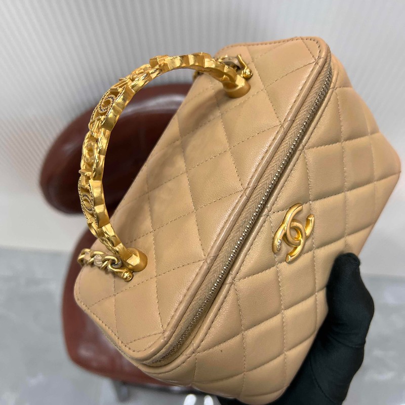 CHANEL 晶片 24K 新款鏤空金屬手柄化妝長盒子鏈條包 奶茶色羊皮 內有大鏡子-2