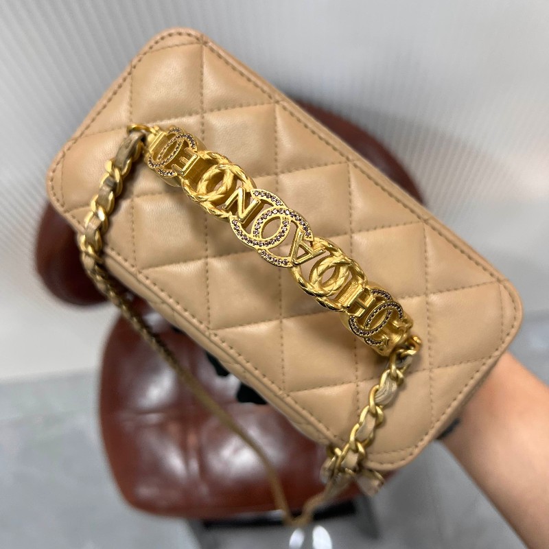 CHANEL 晶片 24K 新款鏤空金屬手柄化妝長盒子鏈條包 奶茶色羊皮 內有大鏡子-3