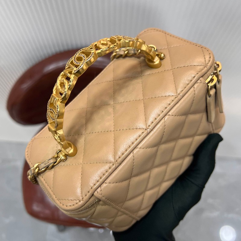 CHANEL 晶片 24K 新款鏤空金屬手柄化妝長盒子鏈條包 奶茶色羊皮 內有大鏡子-4