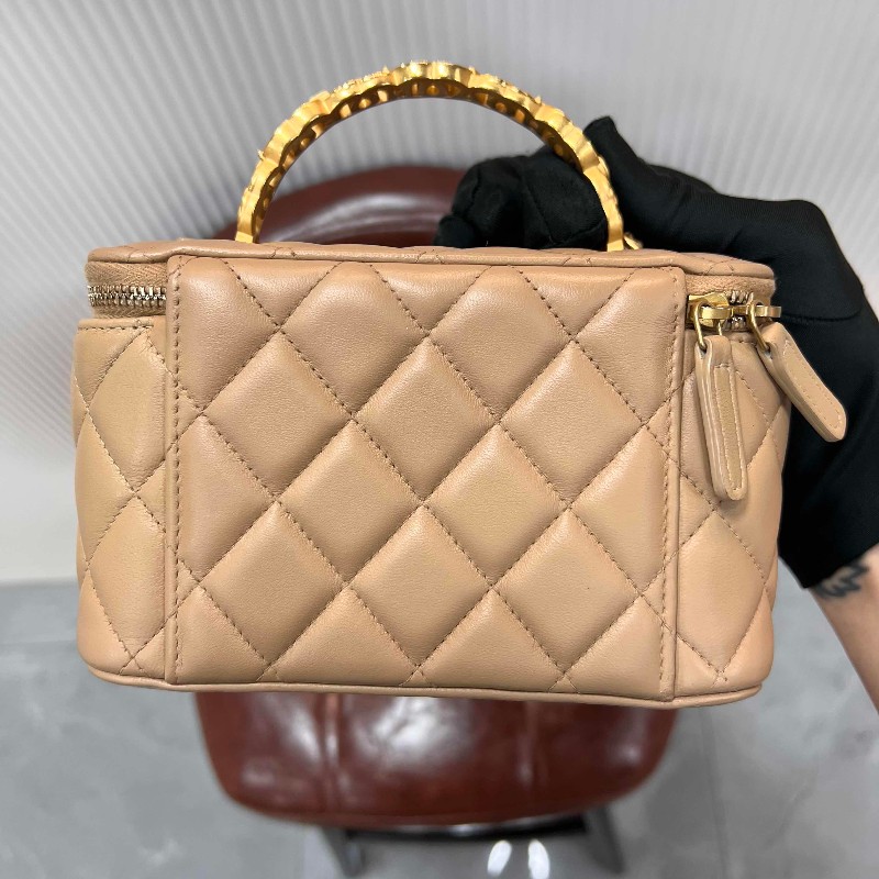 CHANEL 晶片 24K 新款鏤空金屬手柄化妝長盒子鏈條包 奶茶色羊皮 內有大鏡子-5