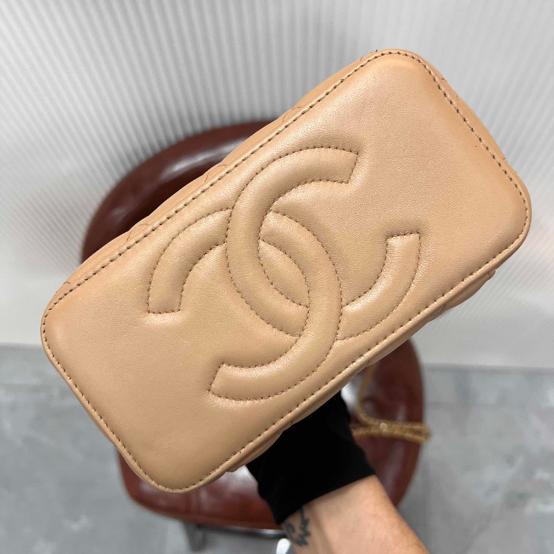 CHANEL 晶片 24K 新款鏤空金屬手柄化妝長盒子鏈條包 奶茶色羊皮 內有大鏡子-6